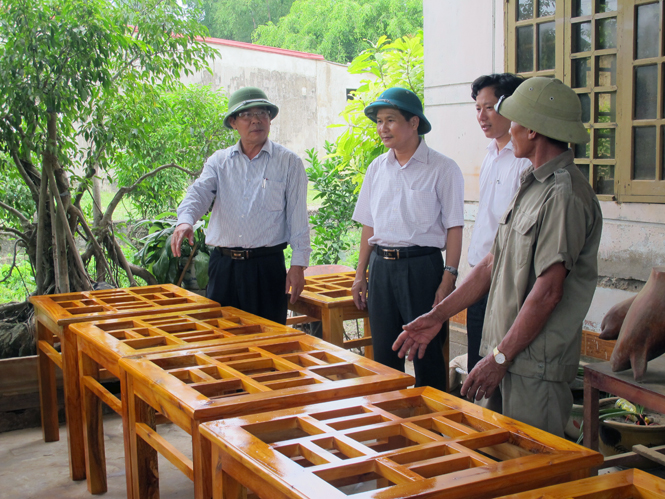 Đồng chí Phó Bí thư Thường trực Huyện ủy kiểm tra mô hình chuyển đổi ngành nghề có hiệu quả ở xã Quảng Tùng.