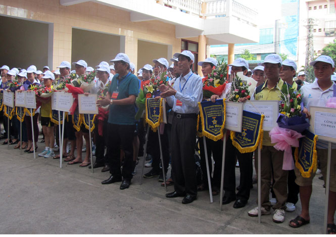 Đại diện lãnh đạo Sở GTVT trao hoa và cờ lưu niệm cho các đơn vị tham gia.