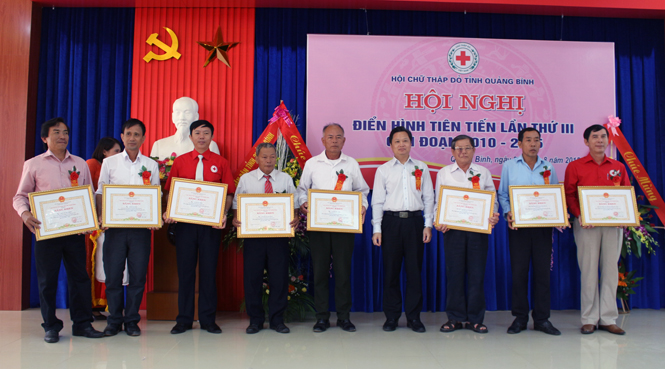 Đồng chí Nguyễn Tiến Hoàng, Tỉnh ủy viên, Phó Chủ tịch UBND tỉnh trao Bằng khen của UBND tỉnh cho các tập thể cá nhân điển hình tiên tiến trong phong trào CTĐ giai đoạn 2010-2015.