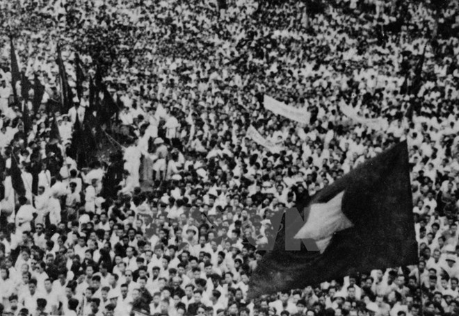 Cuộc míttinh phát động khởi nghĩa giành chính quyền do Mặt trận Việt Minh tổ chức tại Nhà hát lớn Hà Nội ngày 19-8-1945. (Nguồn: Tư liệu TTXVN)