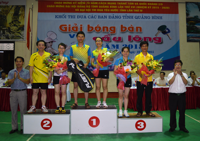 Đồng chí Cao Văn Định, TUV, Trưởng ban Tuyên giáo Tỉnh ủy trao giải nhất, nhì, ba nội dung cầu lông đôi nam nữ