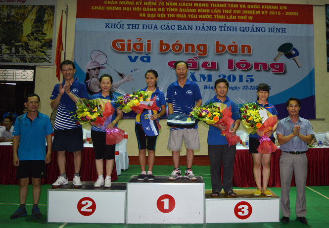 Đồng chí Nguyễn Văn Minh, Phó trưởng ban Nội chính Tỉnh ủy trao giải nhất, nhì, ba nội dung bóng bàn đôi nam nữ.