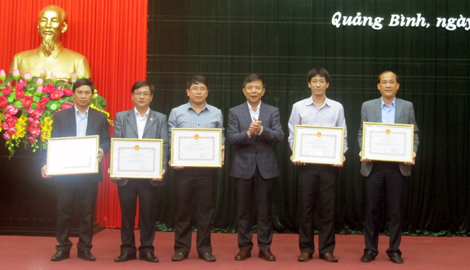 Đồng chí Nguyễn Hữu Hoài, Phó Bí thư Tỉnh ủy, Chủ tịch UBND tỉnh, trao bằng khen cho tập thể, cá nhân của Văn phòng UBND tỉnh.