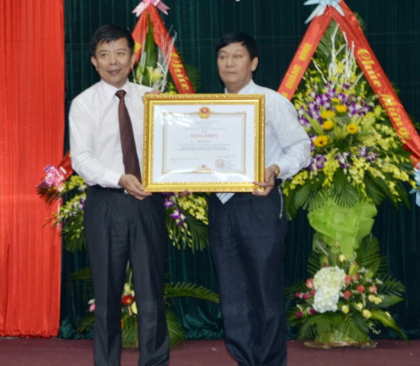 Đồng chí Nguyễn Hữu Hoài, Phó Bí thư Tỉnh ủy, Chủ tịch UBND tỉnh trao bằng khen Thủ tướng Chính phủ cho cán bộ Văn phòng UBND tỉnh.