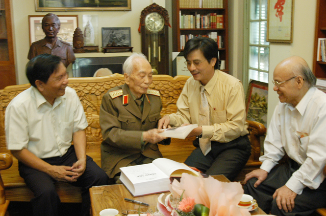 Đại tướng tặng Tổng tập hồi ký của Đại tướng cho Đảng bộ và nhân dân Quảng Bình. Ảnh: Nhà báo Trần Hồng.