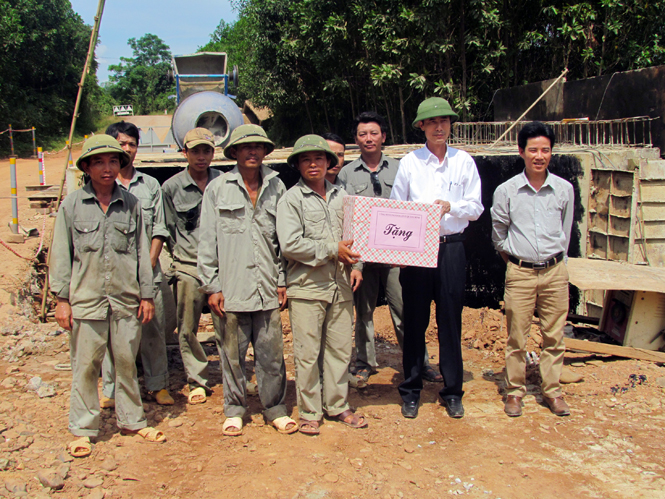Đồng chí Trần Văn Luận, Chủ tịch Công đoàn thăm, tặng quà cho công nhân thi công công trình Quốc lộ 9B.