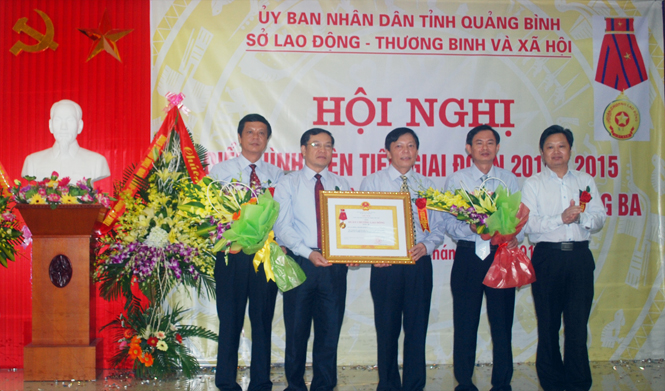Thừa ủy quyền của Chủ tịch nước, đồng chí Nguyễn Tiến Hoàng, TUV, Phó Chủ tịch UBND tỉnh trao Huân chương Lao động hạng Ba cho ngành LĐ-TBvà XH tỉnh.