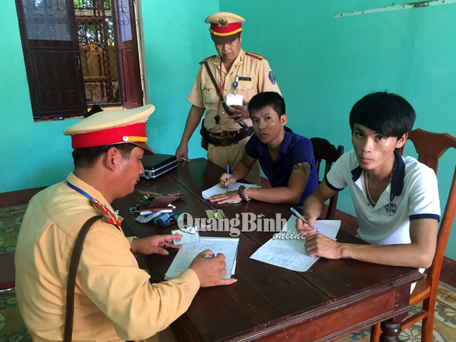 Hai đối tượng là Đinh Xuân Vũ và Nguyễn Văn Tiến đang bị tạm giữ tại Công an huyện Bố Trạch để làm rõ.