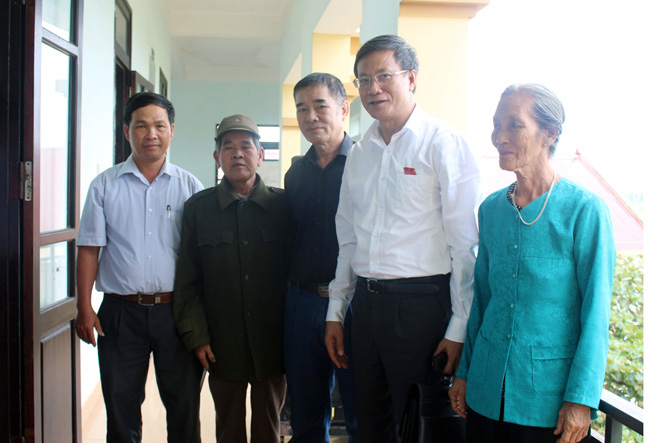 Đồng chí Lương Ngọc Bính, Ủy viên Trung ương Đảng, Bí thư Tỉnh uỷ, Chủ tịch HĐND tỉnh trò chuyện cùng cán bộ, nhân dân thành phố Đồng Hới.