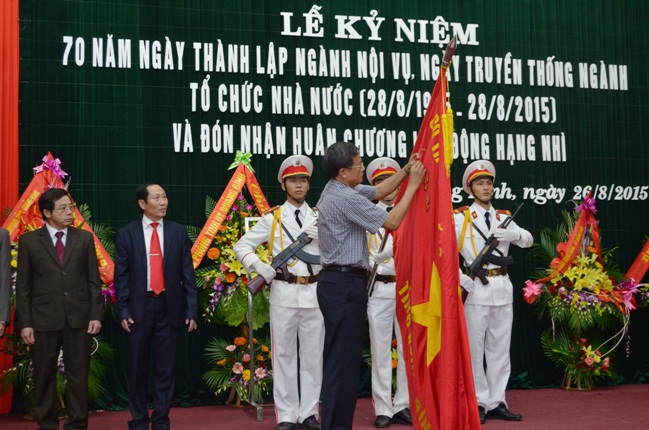 Thừa ủy quyền của Chủ tịch nước, đồng chí Lương Ngọc Bính- UVTW Đảng, Bí thư Tỉnh ủy, Chủ tịch HĐND tỉnh  đã trao Huân chương Lao động hạng Nhì cho Sở Nội vụ 