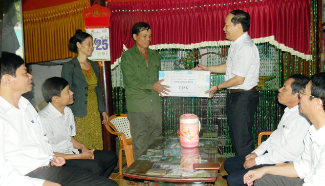 Đồng chí Trần Xuân Vinh, UVTV, Trưởng ban Tổ chức Tỉnh uỷ thăm và tặng quà ông Hà Huy Đệ, thương binh 4/4, ở thôn Bắc Hoá, xã Mai Hoá.
