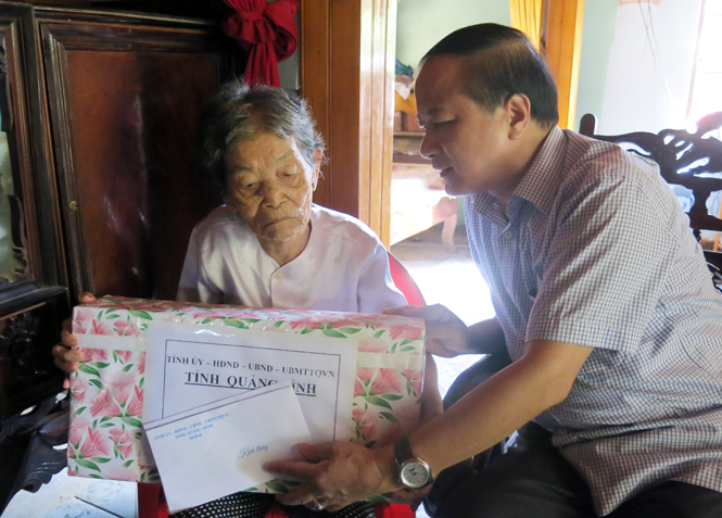 Đồng chí Trần Văn Tuân, UVTV Tỉnh uỷ, Phó Chủ tịch UBND tỉnh thăm và tặng quà Mẹ Việt Nam anh hùng Đinh Thị Tham ở xã Hóa Hợp.