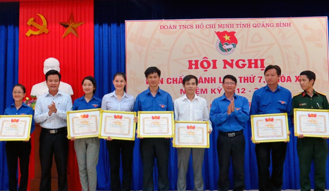 Đồng chí Trần Quốc Tuấn, Bí thư Tỉnh Đoàn trao bằng khen cho các tập thể và cá nhân đã có thành tích xuất sắc trong chiến dịch thanh niên tình nguyện hè năm 2015.