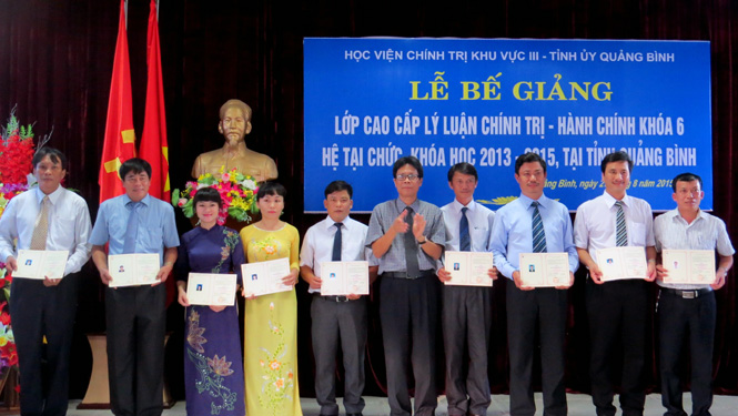 Đại diện lãnh đạo Học viện Chính trị khu vực III trao bằng tốt nghiệp cho các học viên.