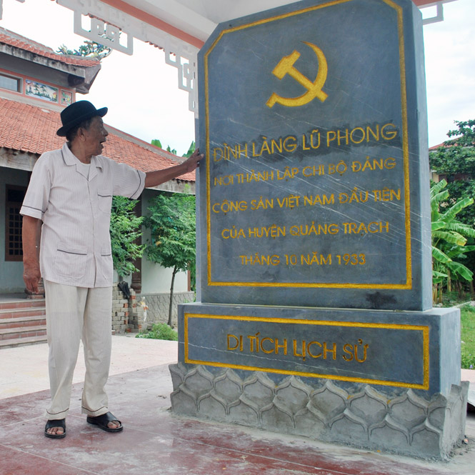 Cụ Nguyễn Văn Ưu, cán bộ tiền khởi nghĩa 93 tuổi đời, 67 tuổi Đảng bên di tích lịch sử đình làng Lũ Phong.