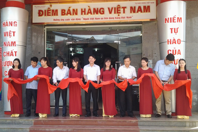 Lễ cắt băng khai trương điểm bán hàng Việt tại siêu thị Diến Hồng