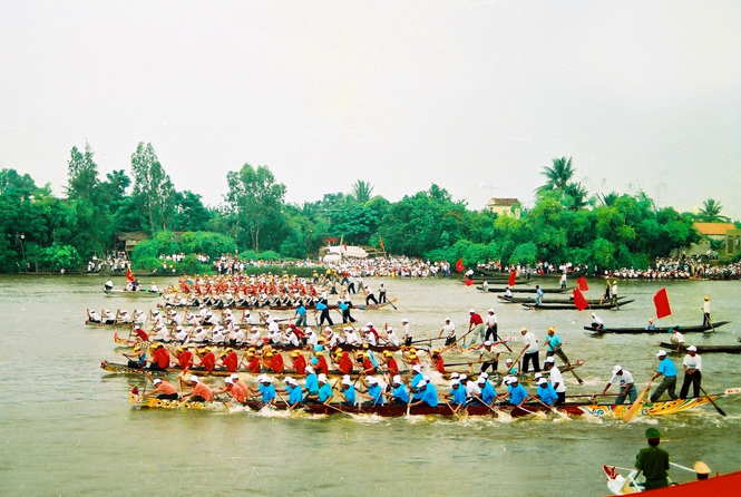 Khoảnh khắc buông phao của lễ hội đua thuyền truyền thống trên sông Kiến Giang.