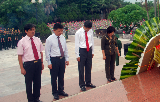 Các đồng chí lãnh đạo tỉnh viếng liệt sĩ tại Nghĩa trang Ba Dốc.