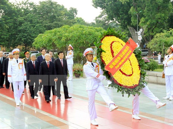 Đoàn đại biểu lãnh đạo Đảng, Nhà nước đặt vòng hoa tại Đài tưởng niệm các Anh hùng liệt sỹ. (Ảnh: An Đăng/TTXVN)