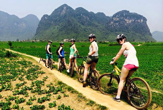  Khám phá Phong Nha bằng xe đạp tạo sự hứng khởi cho du khách quốc tế.