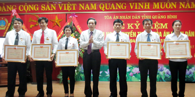 Đồng chí Hoàng Đăng Quang, Phó Bí thư Thường trực Tỉnh ủy, Trưởng đoàn Đại biểu Quốc hội tỉnh trao kỷ niệm chương “Vì sự nghiệp Tòa án” cho các cá nhân.