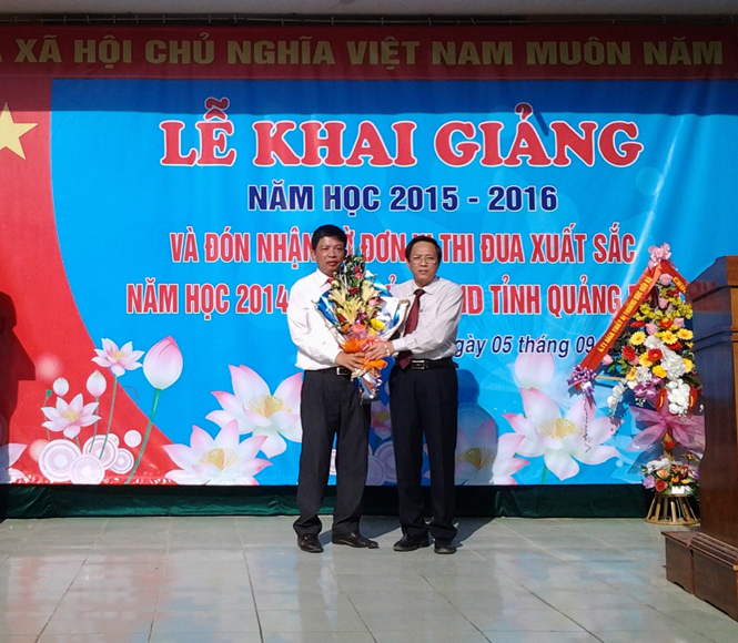      Đồng chí Hoàng Đăng Quang, Phó Bí thư Thường trực Tỉnh ủy, Trưởng Đoàn đại biểu Quốc hội tỉnh tặng hoa chúc mừng ngày khai giảng năm học mới cho lãnh đạo Trường THPT Lê Hồng Phong