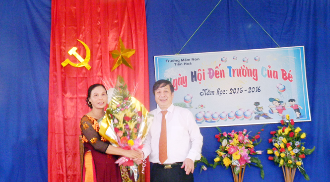Đồng chí Nguyễn Xuân Quang, Uỷ viên Thường vụ Tỉnh Uỷ, Phó Chủ tịch Thường trực UBND tỉnh tặng hoa chúc mừng giáo viên và học sinh Mầm non Tiến Hoá, huyện Tuyên Hoá.