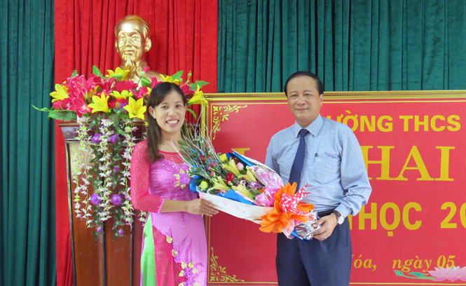 Đồng chí Trần Văn Tuân, UVTV Tỉnh ủy, Phó Chủ tịch UBND tỉnh tặng hoa cho Trường Trường THCS Yên Hóa.