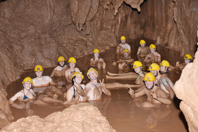 Tắm bùn trong hang Tối, dịch vụ du lịch được nhiều du khách lựa chọn.