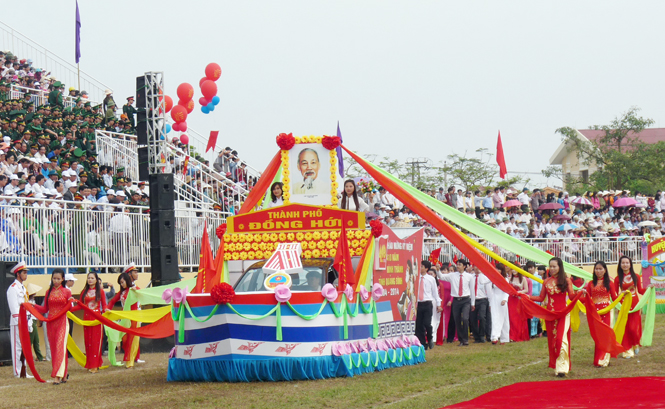 Rước chân dung Chủ tịch Hồ Chí Minh trong lễ kỷ niệm 410 hình thành tỉnh Quảng Bình. Ảnh: Hành Tiến