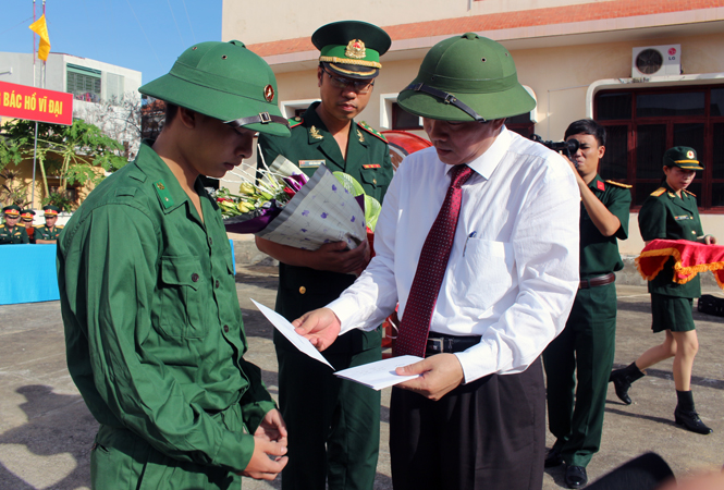 Đồng chí Hoàng Đăng Quang, Phó Bí thư Thường trực Tỉnh ủy, Trưởng đoàn đại biểu Quốc hội tỉnh tặng hoa và quà cho tân binh.