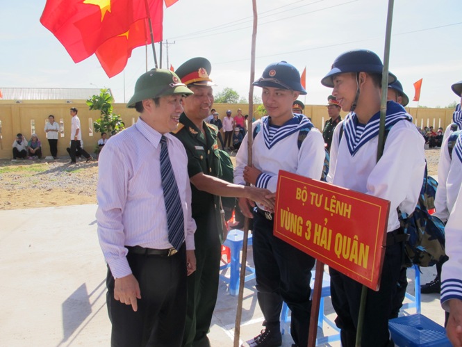  Đồng chí Nguyễn Xuân Quang, UVTV Tỉnh ủy, Phó Chủ tịch Thường trực UBND tỉnh động viên các tân binh trước khi lên đường nhận nhiệm vụ.         
