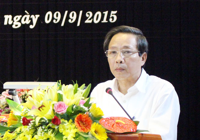 Đồng chí Hoàng Đăng Quang, Phó Bí thư Thường trực Tỉnh uỷ, Trưởng đoàn Đại biểu Quốc hội tỉnh phát biểu kết luận hội nghị.