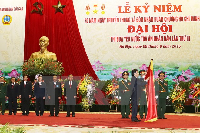 Chủ tịch nước Trương Tấn Sang trao tặng Huân chương Hồ Chí Minh cho ngành Tòa án Nhân dân. (Ảnh: Nguyễn Khang/TTXVN)