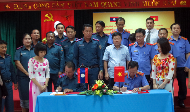 Đại diện lãnh đạo VKSND tỉnh Quảng Bình và tỉnh Khăm Muộn ký kết biên bản ghi nhớ về sự hợp tác.