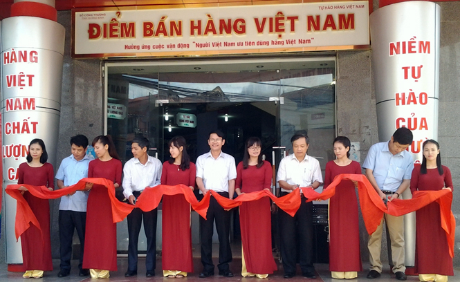 Khai trương điểm bán hàng “Tự hào hàng Việt Nam” tại siêu thị Diến Hồng.