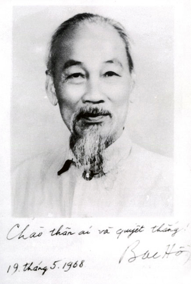 Chân dung Chủ tịch Hồ Chí Minh do Người gửi tặng quân và dân Quảng Bình trong phong trào thi đua “Hai giỏi”.