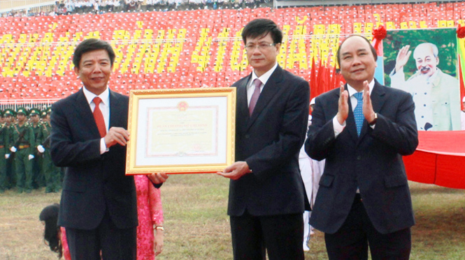 Đồng chí Nguyễn Xuân Phúc, Ủy viên Bộ Chính trị, Phó Thủ tướng Chính phủ trao Huân chương Hồ Chí Minh cho cán bộ, nhân dân Quảng Bình, năm 2014.