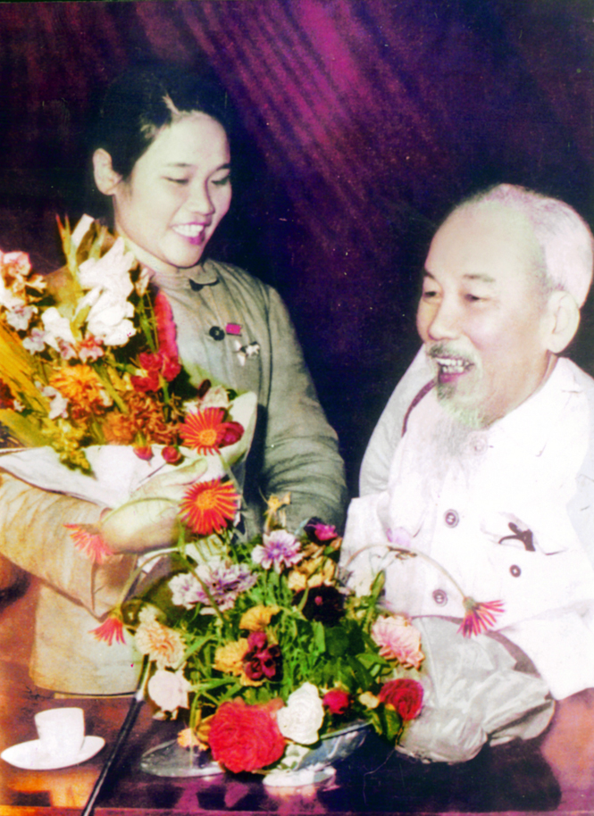 Anh hùng Nguyễn Thị Kim Huế (Quảng Bình) vinh dự được thay mặt Đại hội TNXP toàn quốc lần thứ 4 (tháng 7-1967) tặng hoa Bác Hồ. Ảnh: TƯ LIỆU