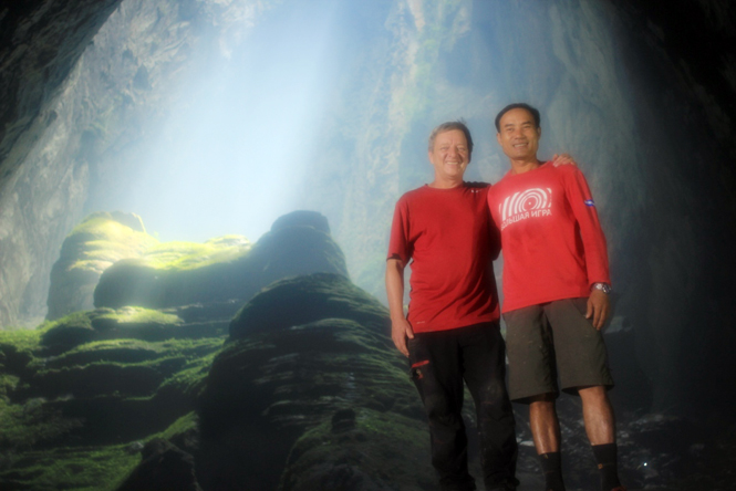  Ông Howard Limbert và Hồ Khanh trong một chuyến đi hang Sơn Đoòng.