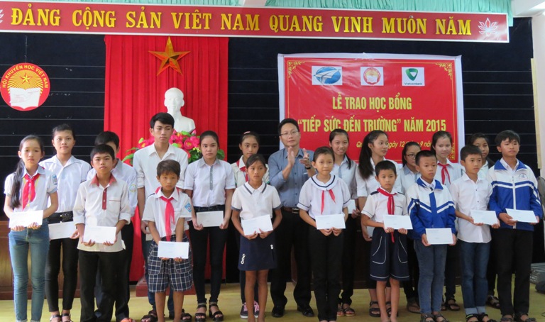 Các em học sinh nghèo học giỏi được nhận học bổng “Tiếp sức đến trường” . 