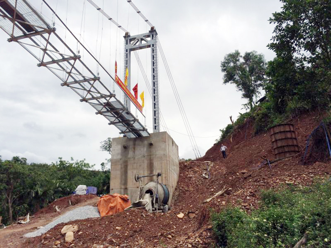 Gấp rút hoàn thành cầu K-Oóc, xã Dân Hoá, huyện Minh Hoá.