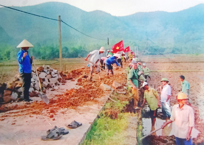 Phong trào XDNTM trên địa bàn huyện Tuyên Hóa được đông đảo nhân dân nhiệt tình hưởng ứng, tham gia đóng góp ngày công.