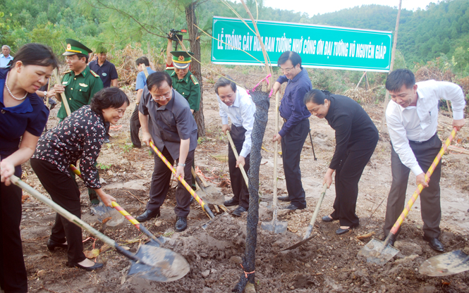 Các đại biểu hai tỉnh Điện Biên và Quảng Bình tiến hành trồng cây hoa ban tại khuôn viên Khu mộ Đại tướng Võ Nguyên Giáp.