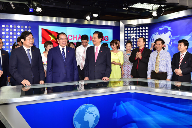 Thủ tướng Nguyễn Tấn Dũng và nguyên Tổng Bí thư Nông Đức Mạnh thăm phòng thu hình của Truyền hình TTXVN. Ảnh: VGP/Nhật Bắc.
