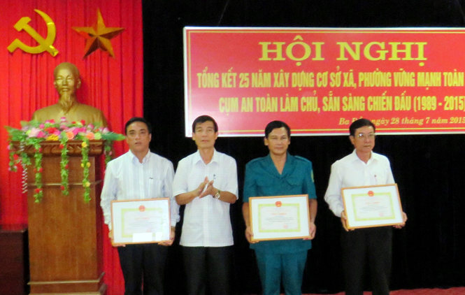 Lãnh đạo thị xã Ba Đồn tặng giấy khen cho 3 cá nhân đạt thành tích xuất sắc trong xây dựng cơ sở VMTD, cụm ATLC, SSCĐ