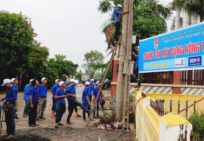 Đoàn viên thanh niên Trường đại học Quảng Bình tham gia thực hiện công trình “Thắp sáng đường quê” tại xã Duy Ninh (Quảng Ninh).