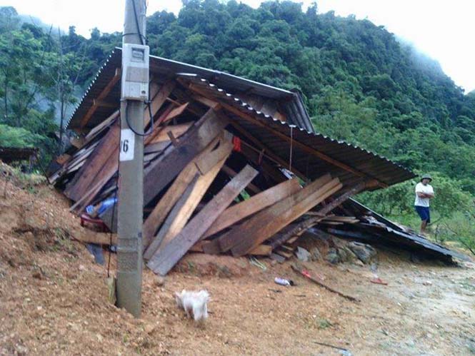 Ảnh. Hiện trường ngôi nhà bị sập tại xã Hóa Thanh.