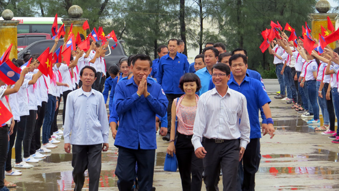 Đông đảo đoàn viên thanh niên tham gia đón tiếp Đoàn công tác Đoàn Thanh niên Cách mạng Nhân dân Lào tỉnh Khăm Muộn