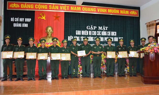13 đồng chí quân nhân chuyên nghiệp tăng cường các tỉnh phía Nam năm 2015 nhận quà của UBND tỉnh và Bộ đội Biên phòng tỉnh.